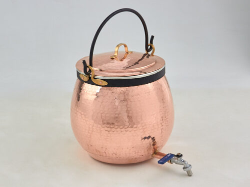 Caldera de cobre artesanal con asa, tapa y grifo, distintos tamaños